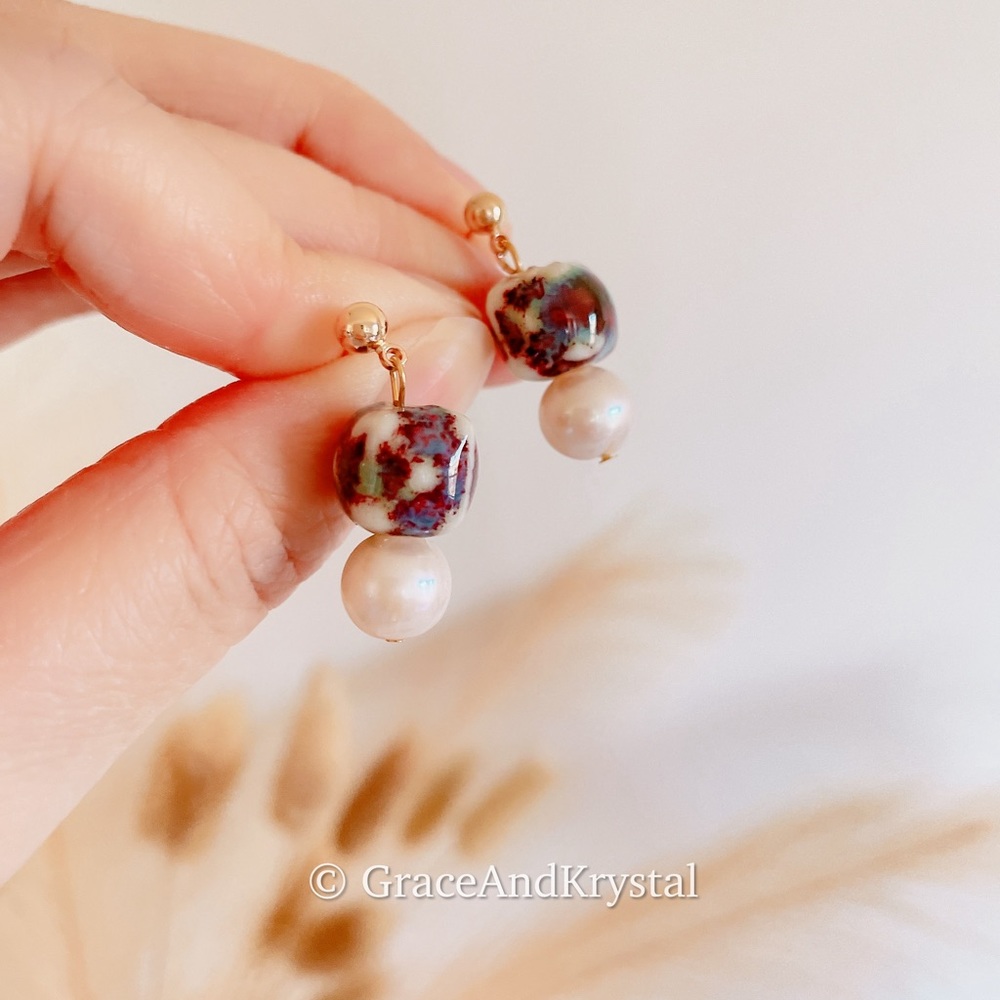 Porcelain earrings with onyx/pearls
